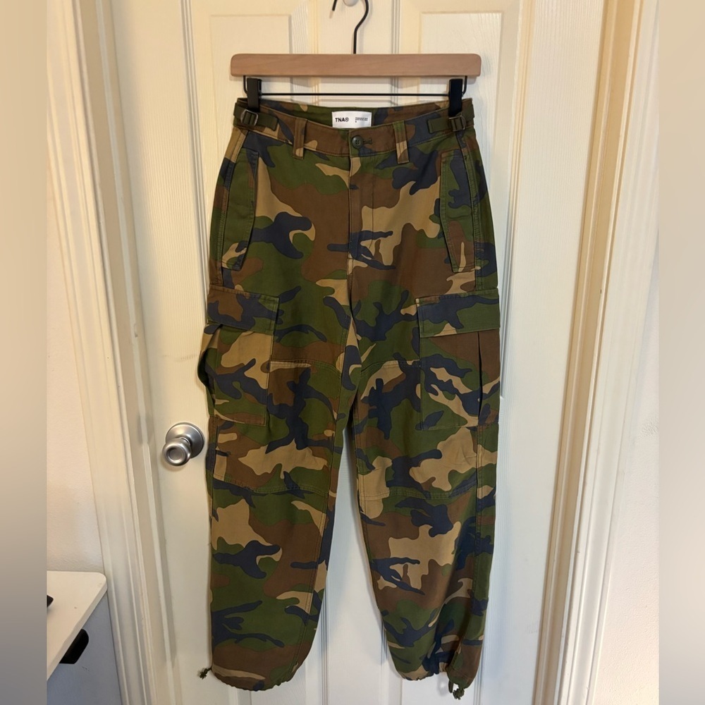Aritzia TNA New Supply Cargo Pants Camo Mid Rise Straight Leg Size 0 - Picture 6 of 11